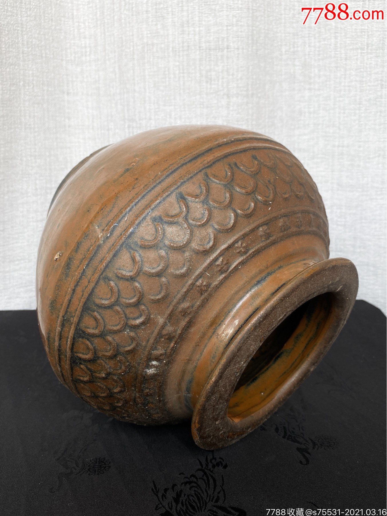 清末淄博窑紫金釉底带章款小型鱼鳞罐