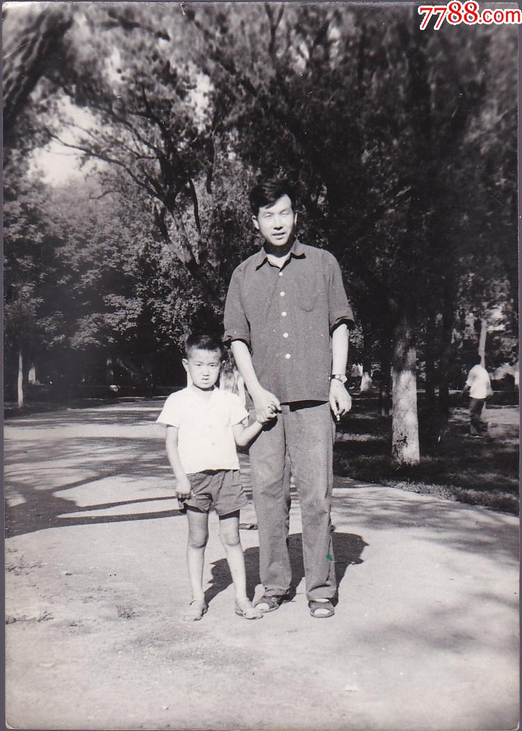 父子公园内合影