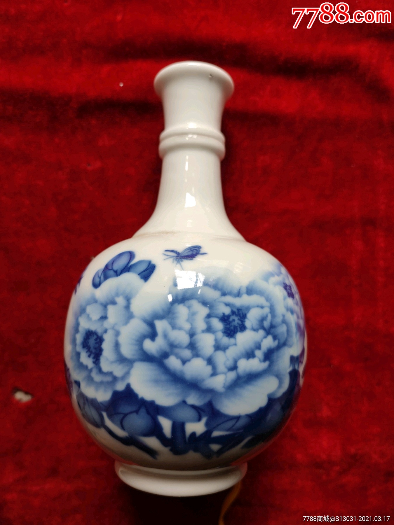 牡丹青花瓷空酒瓶有落款景德镇制