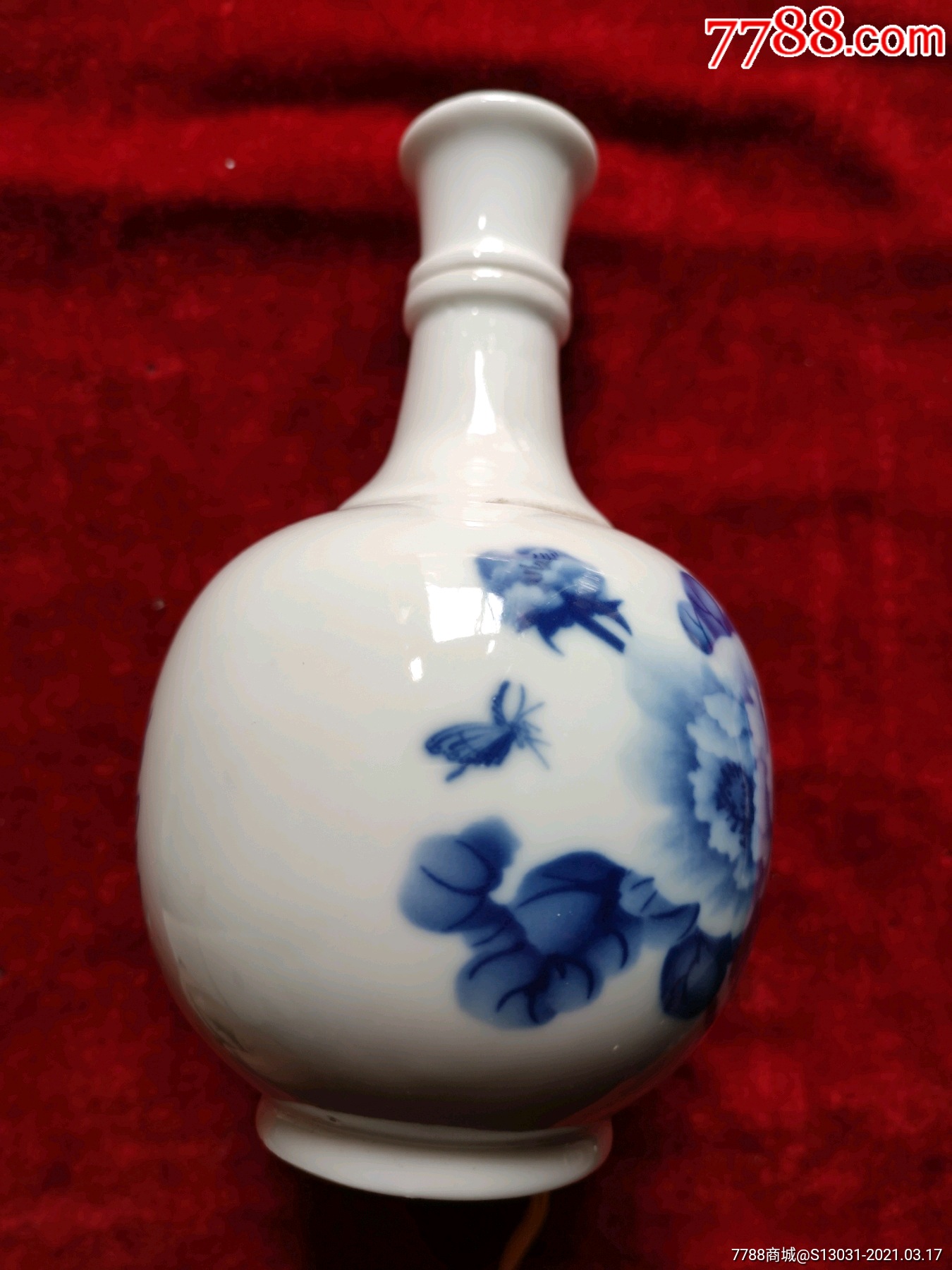 牡丹青花瓷空酒瓶有落款景德镇制
