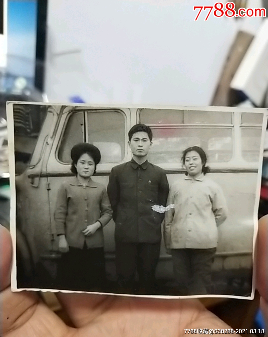 50年代朝鲜人大客车合影少见