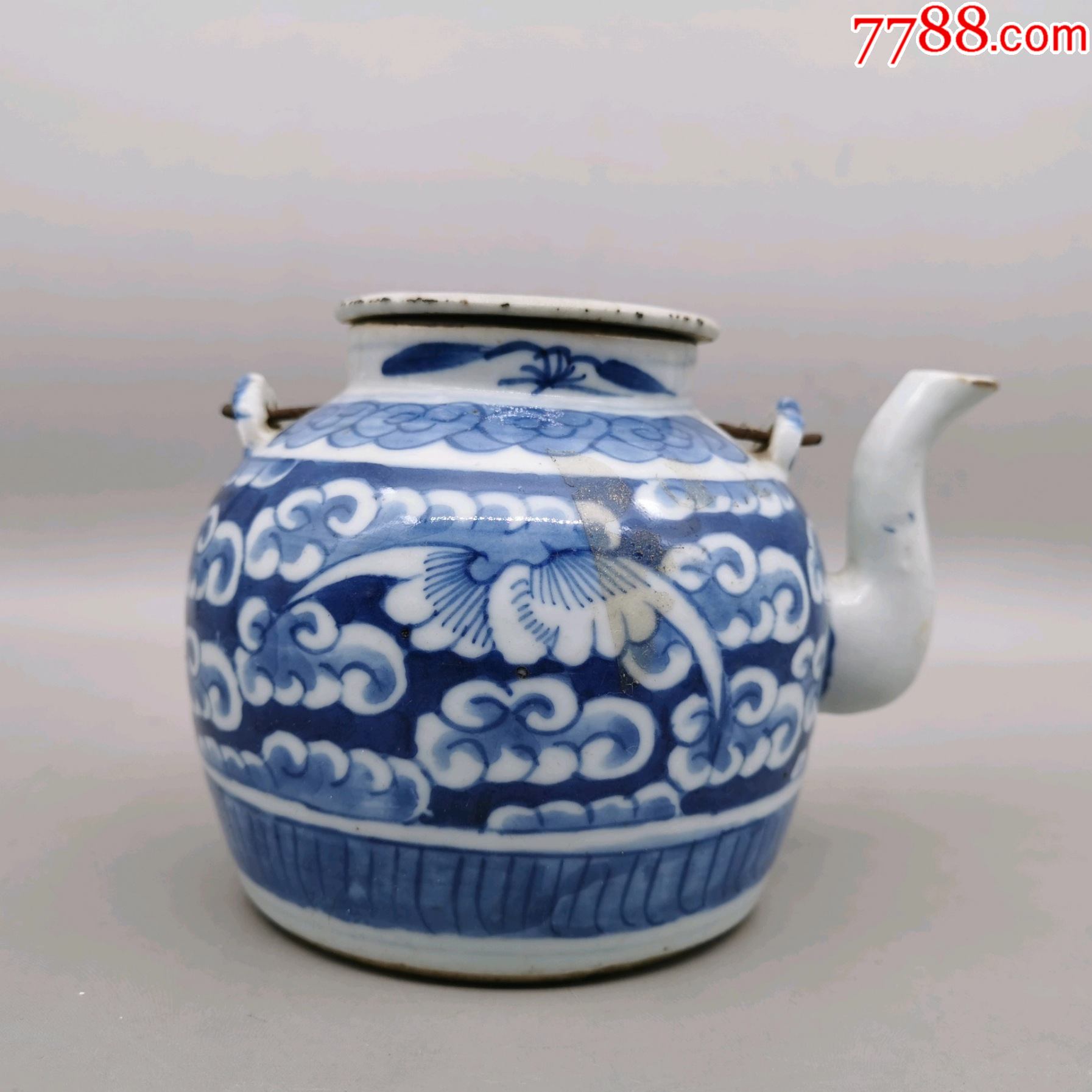 清代青花蝙蝠云纹瓷茶壶
