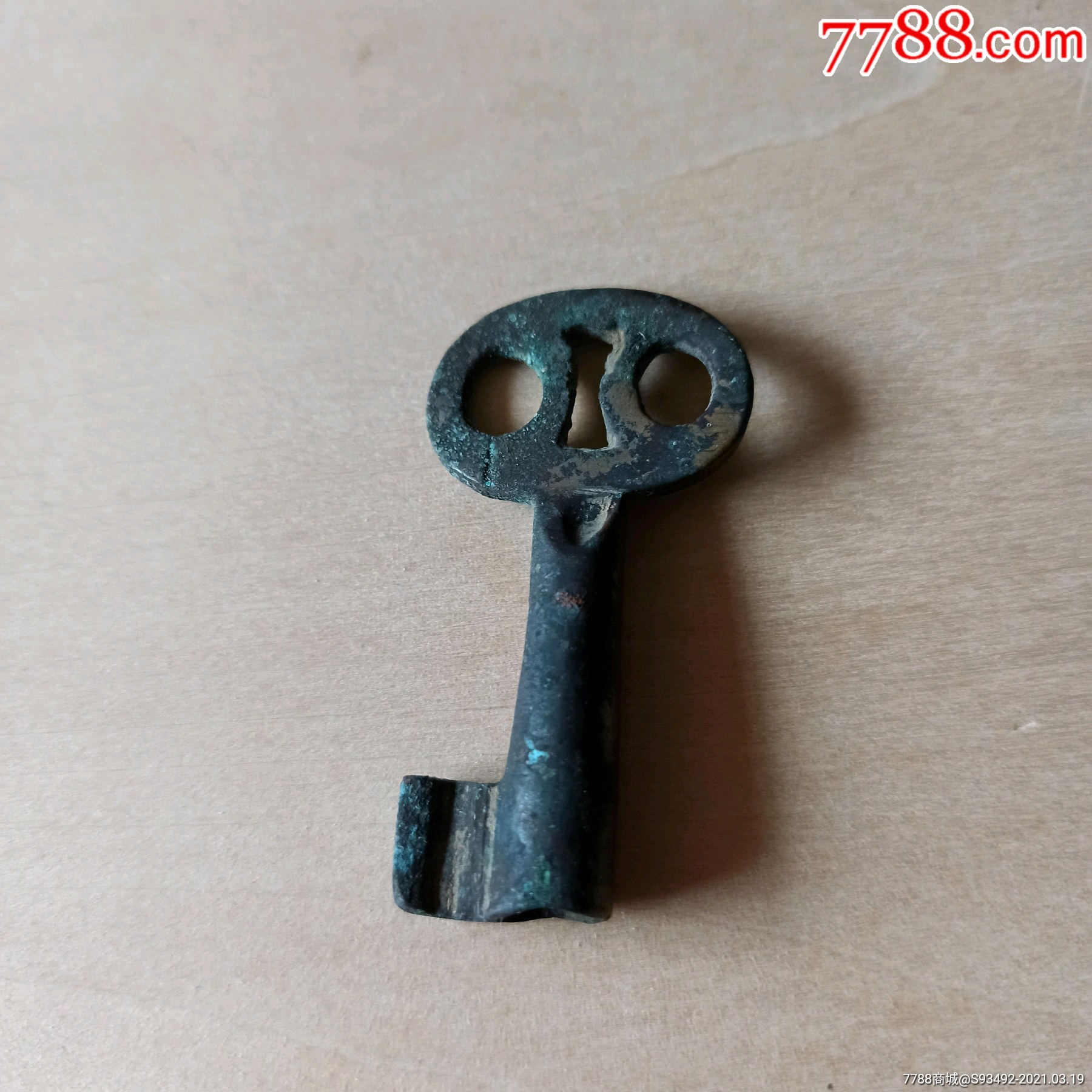 一把旧的铜钥匙