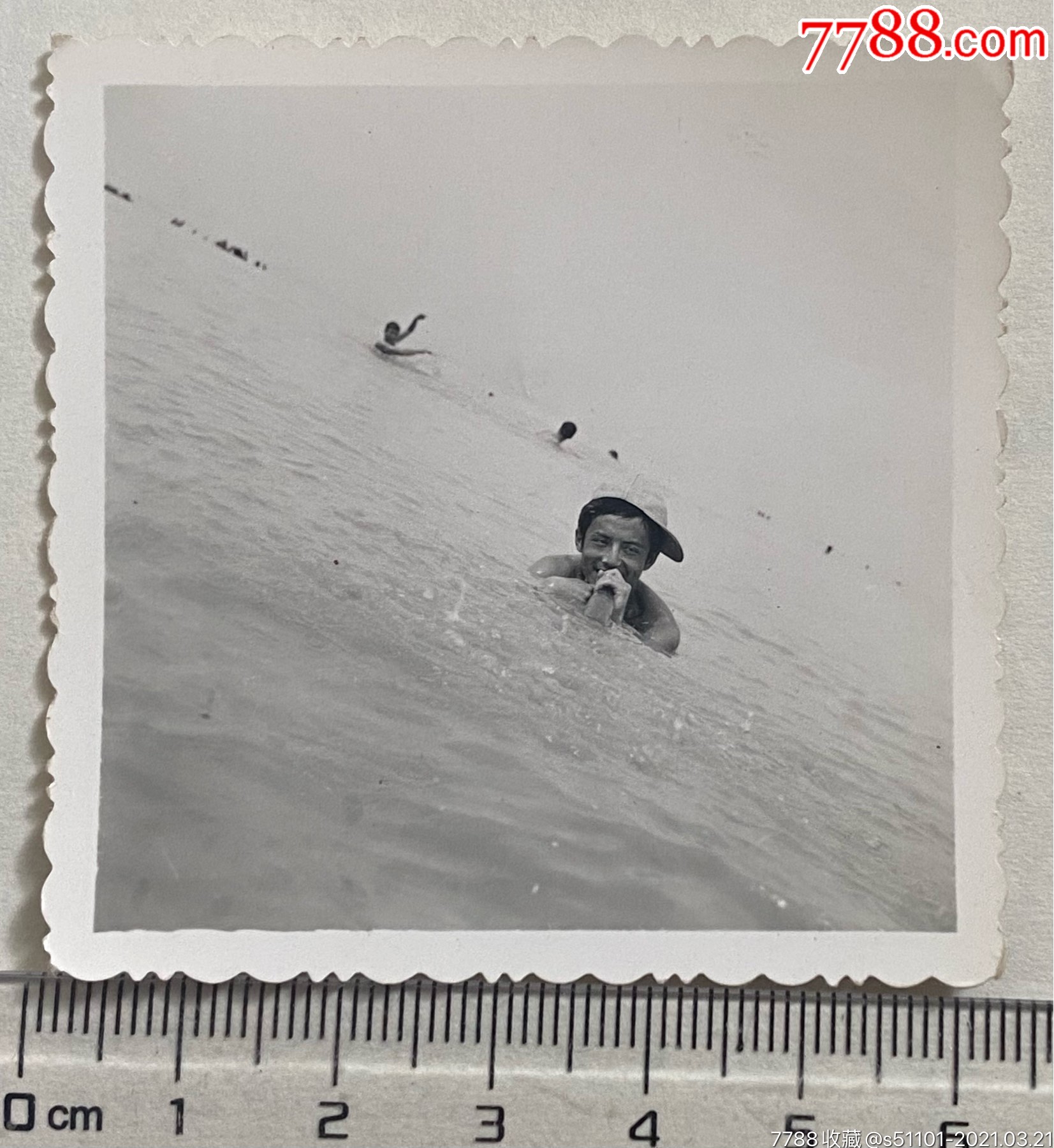 早期男子在海边游泳留影照