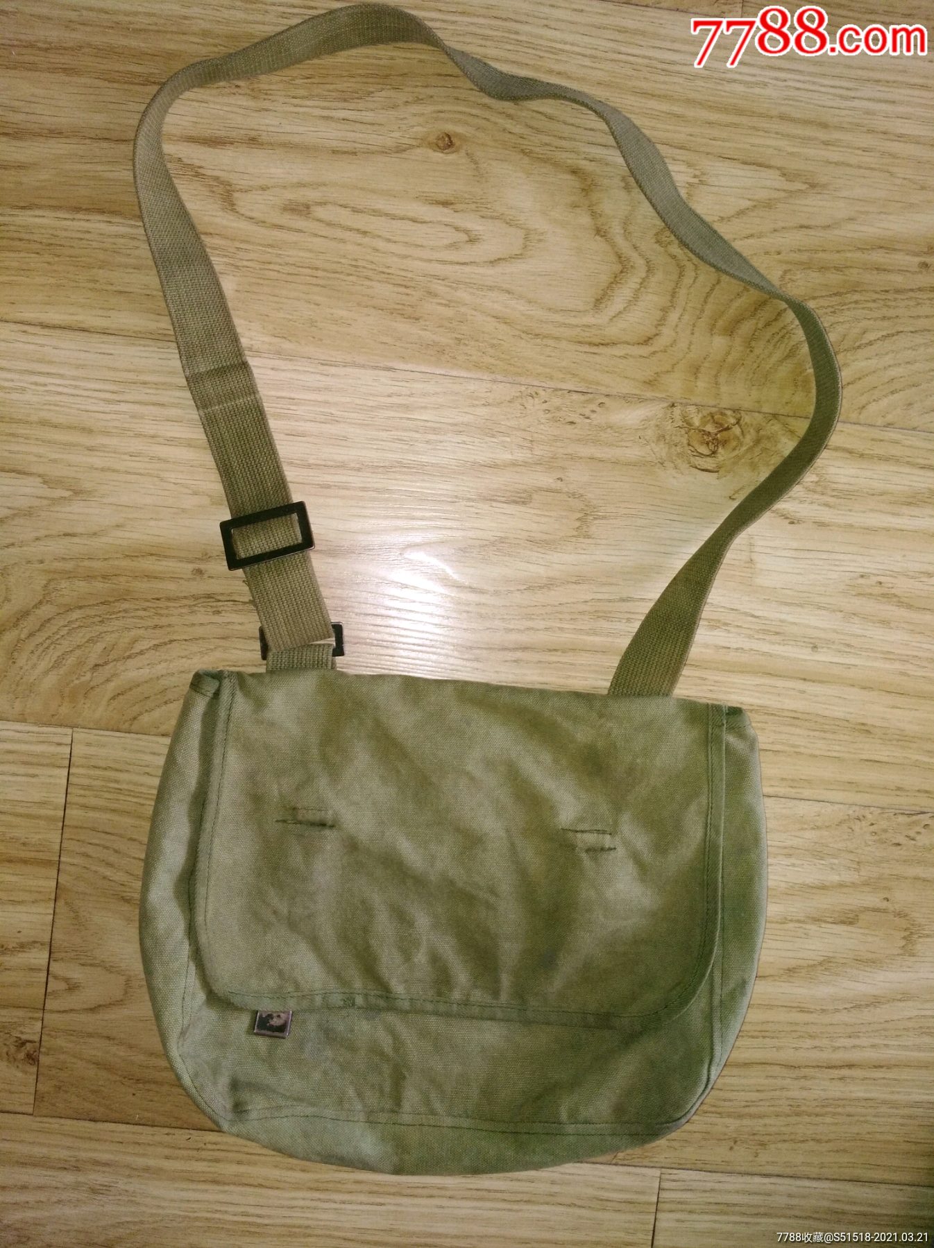 一个上世纪80年代的草绿色军挎