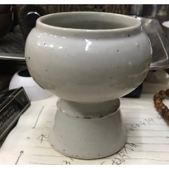 清乾隆牙白釉单弦纹高足豆