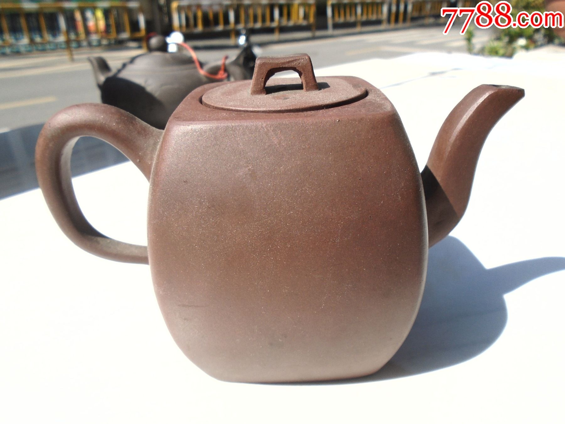 小四方钱红华紫砂茶壶一个,(尺寸:15*8*10厘米,包真包老.详见书影).
