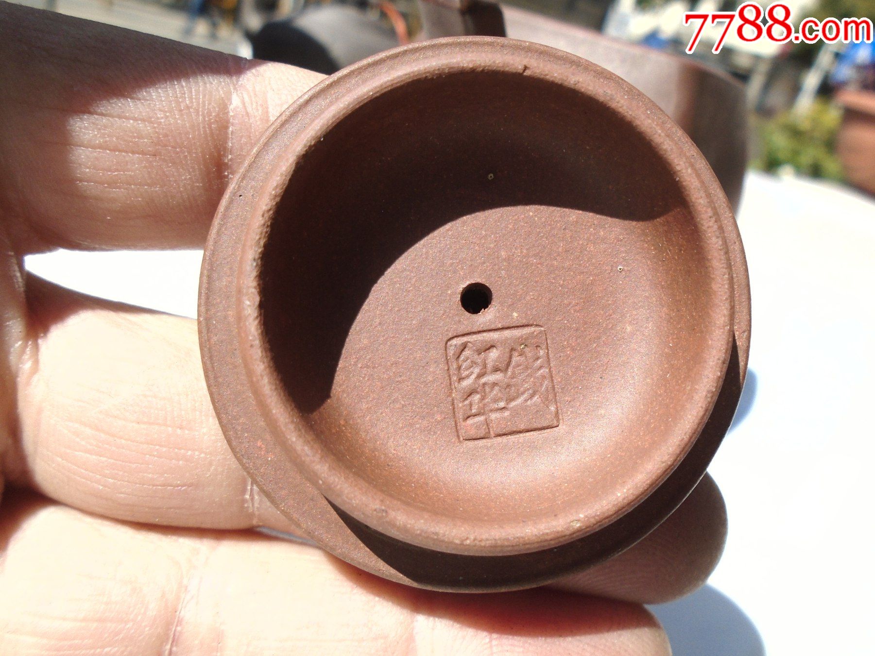 小四方钱红华紫砂茶壶一个,(尺寸:15*8*10厘米,包真包老.详见书影).