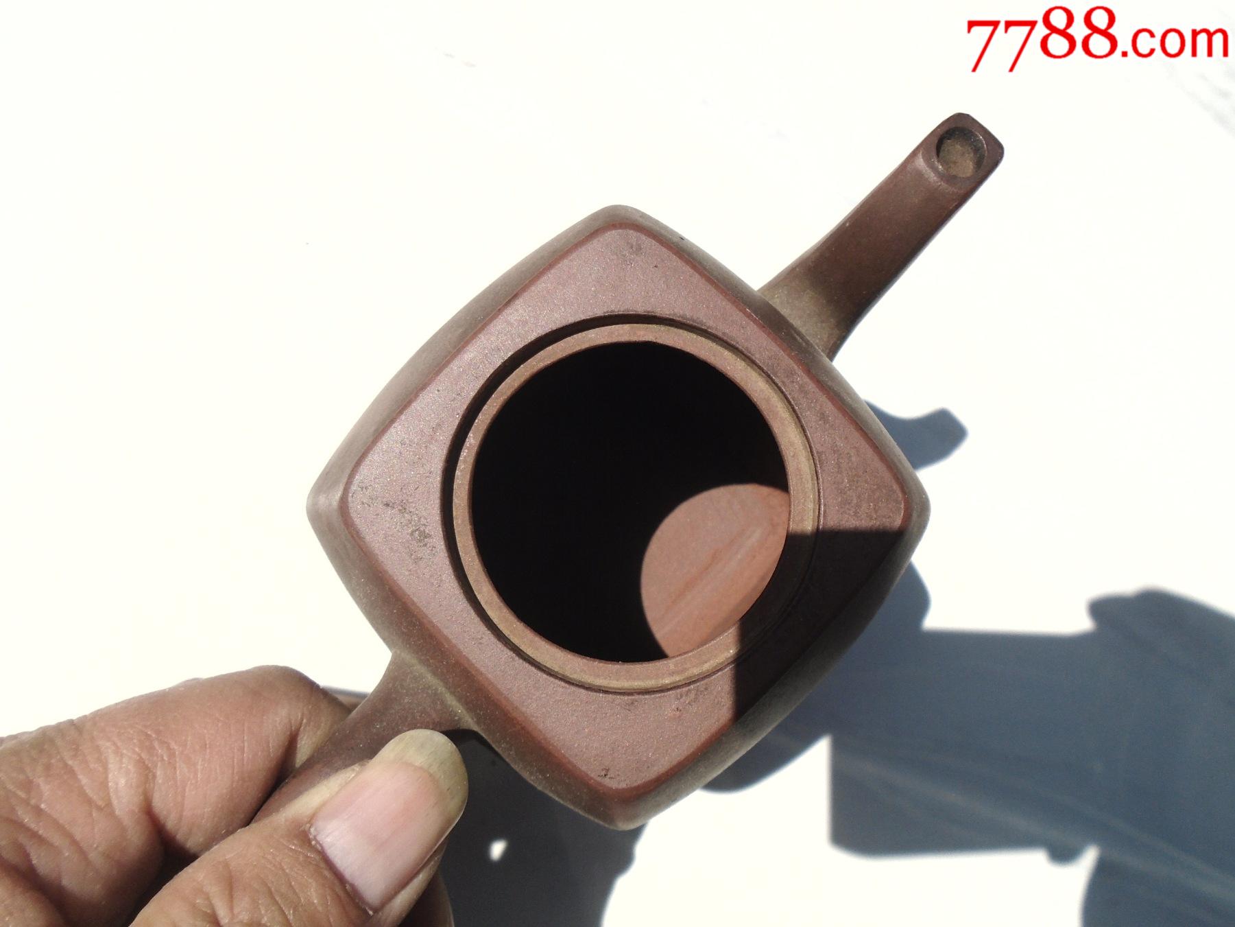 小四方钱红华紫砂茶壶一个,(尺寸:15*8*10厘米,包真包老.详见书影).