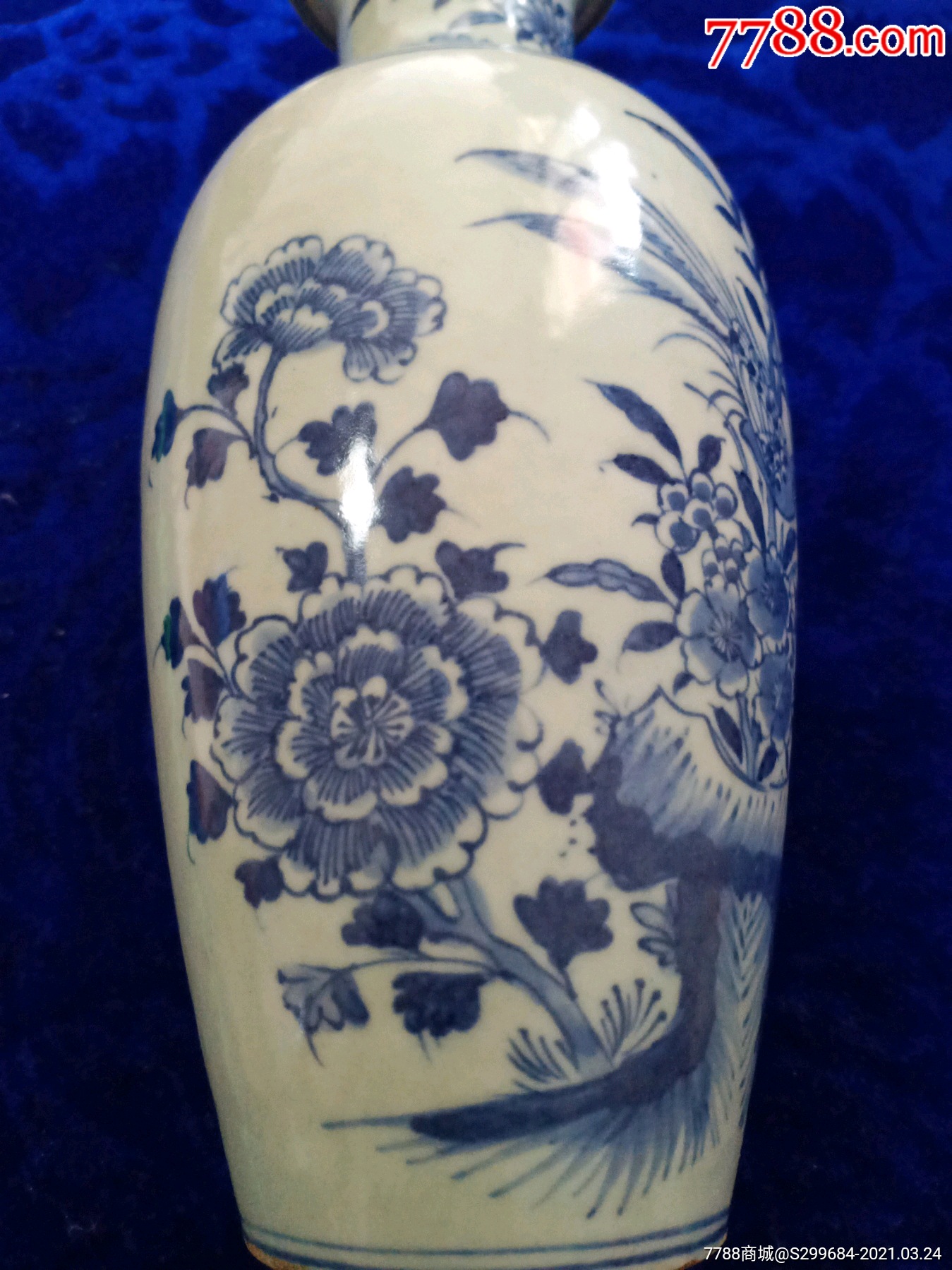 凤栖牡丹波浪釉青花瓷