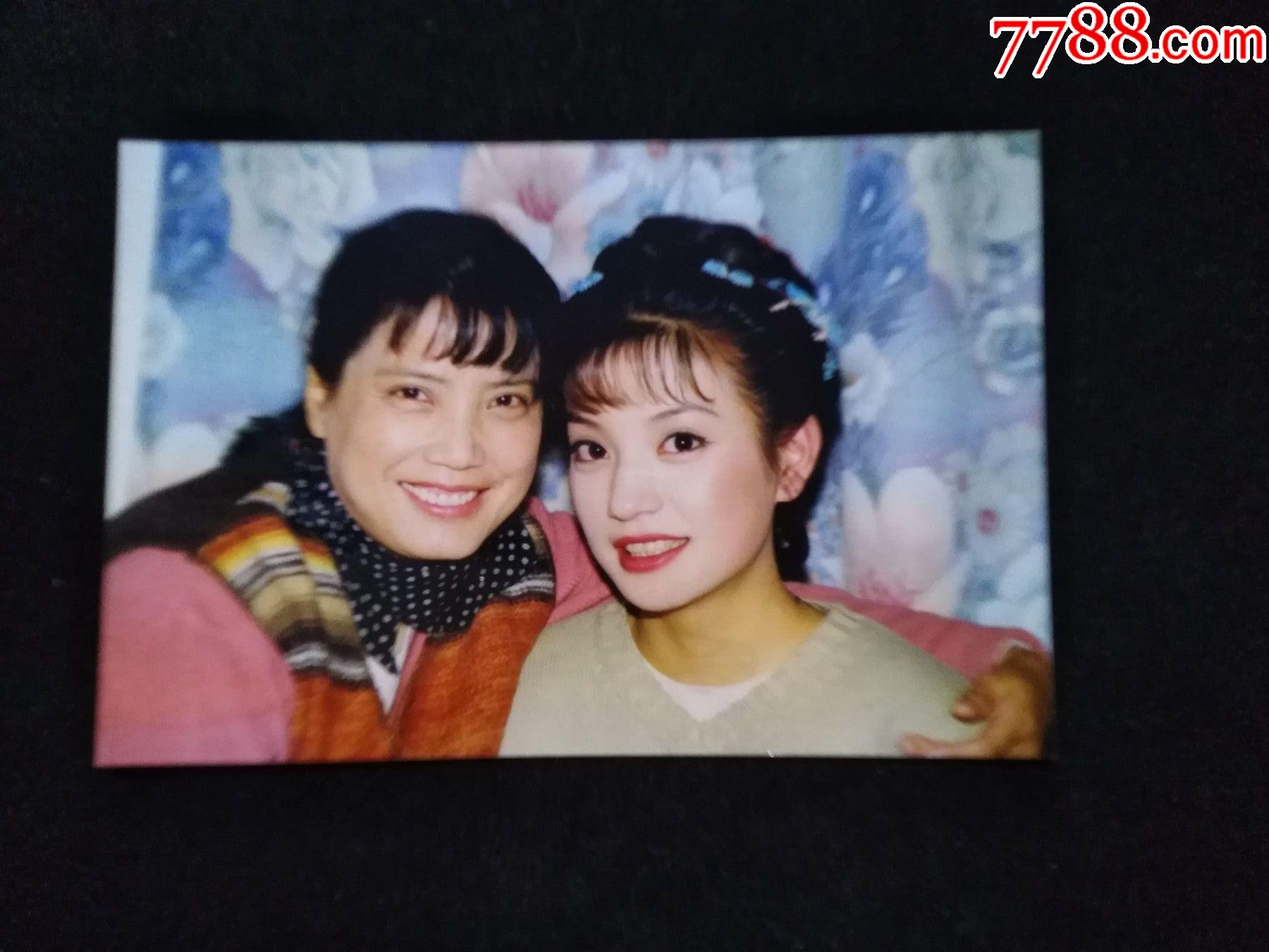 演员赵薇与恩师崔老师