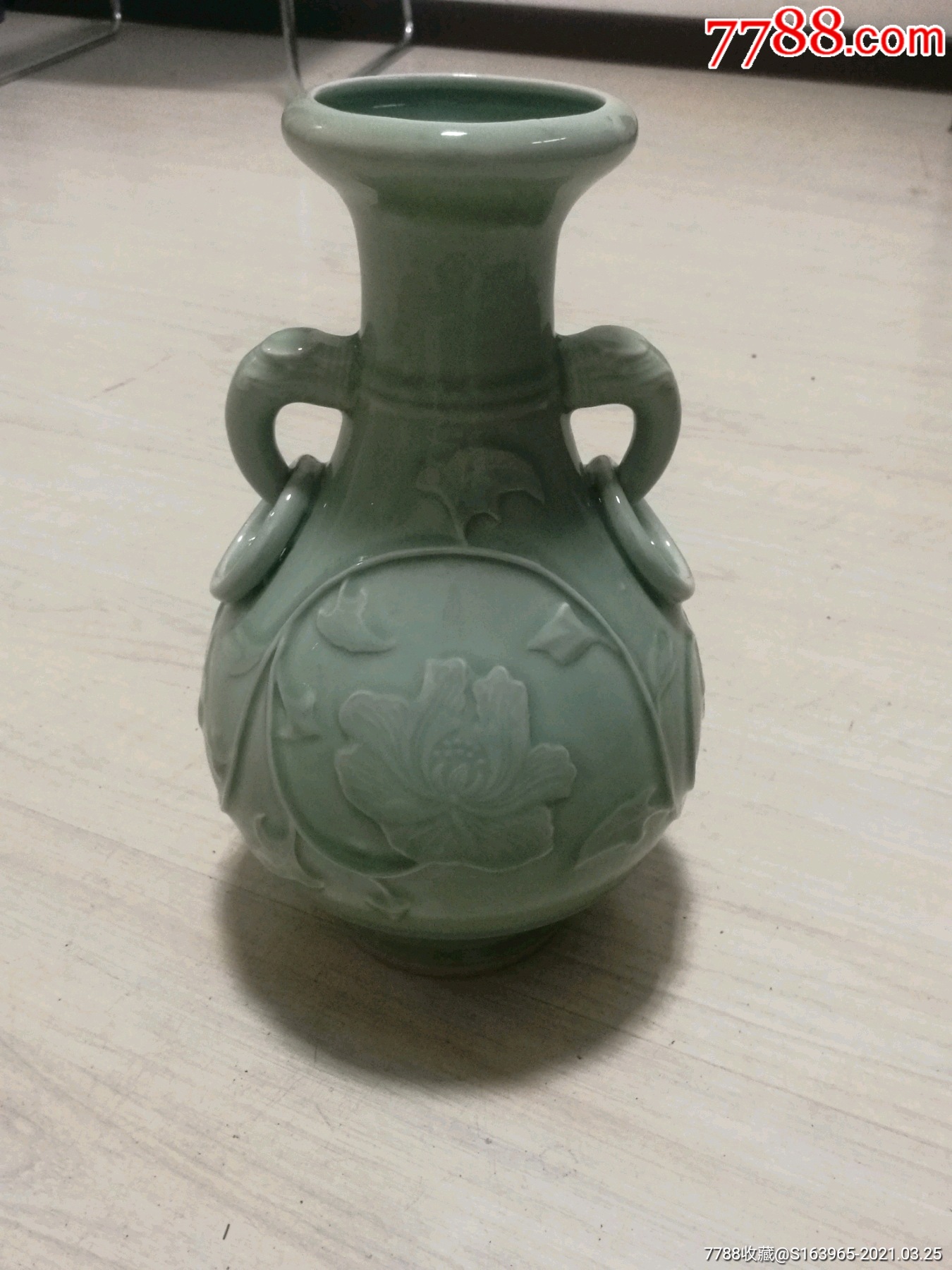 中国龙泉龙吞双耳芍药连枝瓶