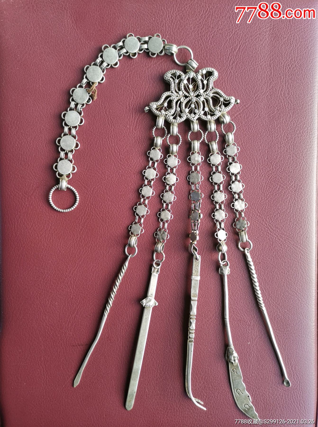 银衣襟压襟,银挂饰,银牌,银项链