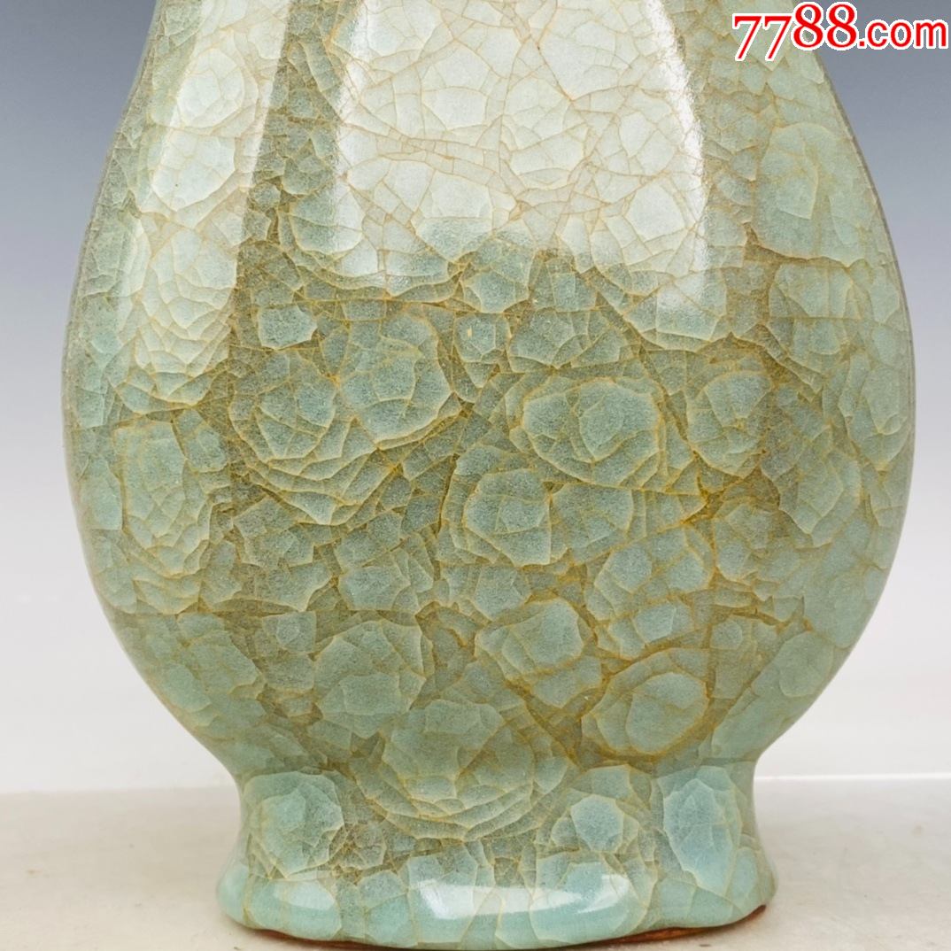 回流官瓷冰片旋纹瓶,高22.5厘米,直径13厘米(现代工艺品)