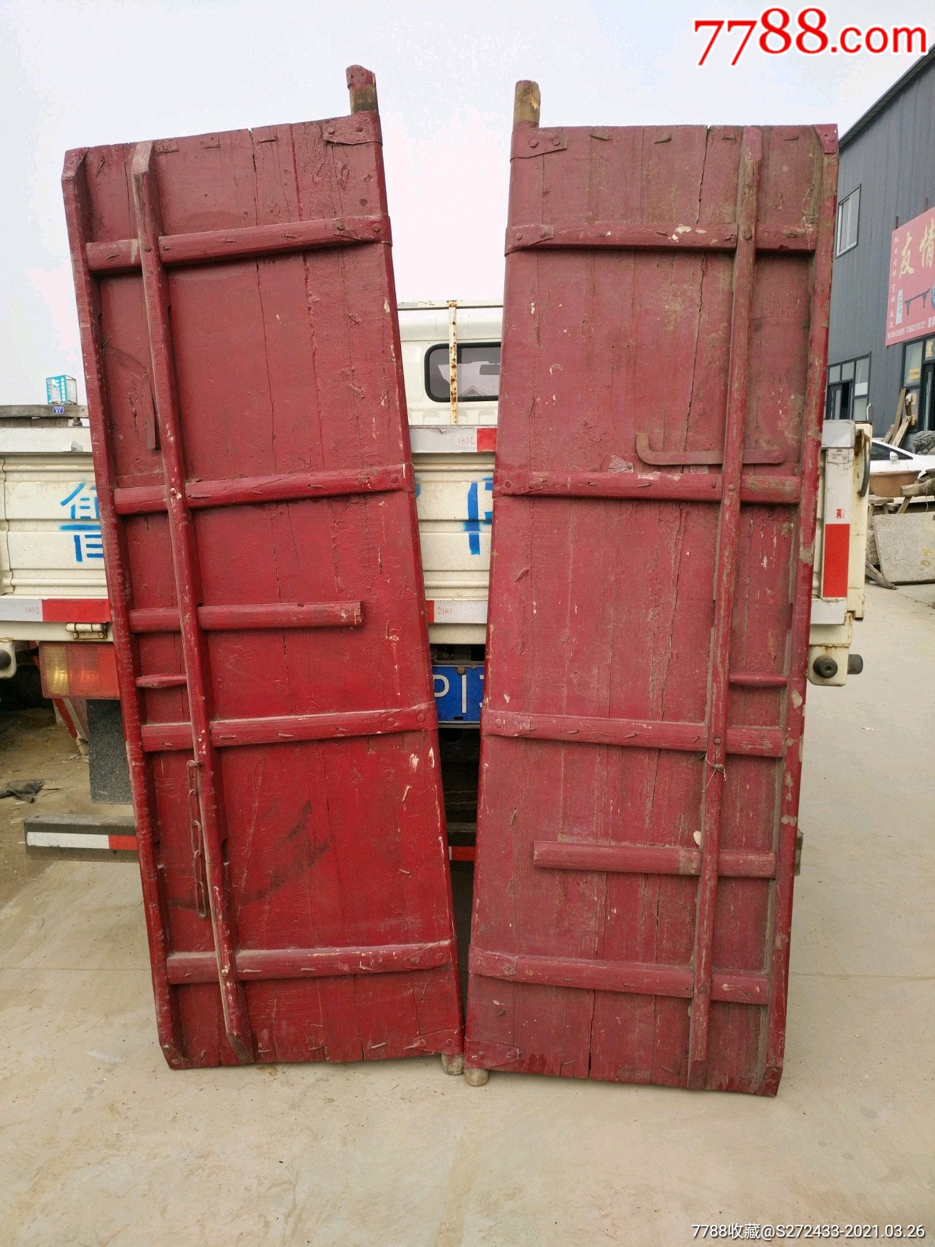 榆木,朱红大漆,纯手工制作的喜鹊登梅铁艺喜大门,铁艺雕工精美,可正常