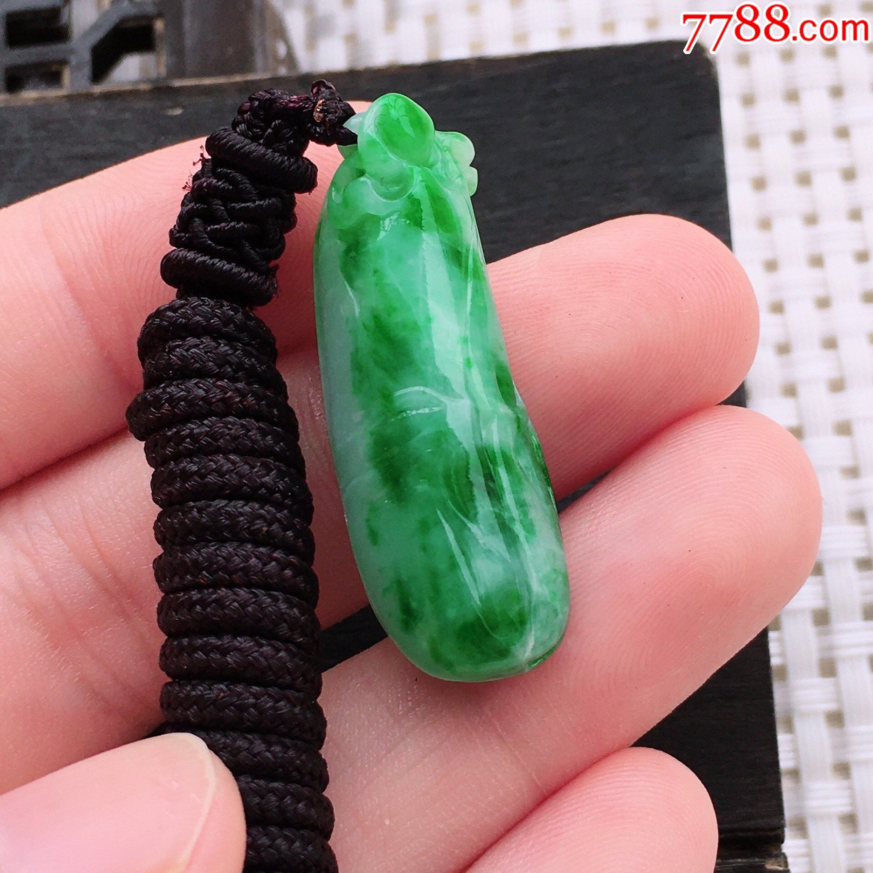 缅甸天然a货翡翠自然光拍摄冰糯种阳绿福瓜玉吊坠起光水润挂件