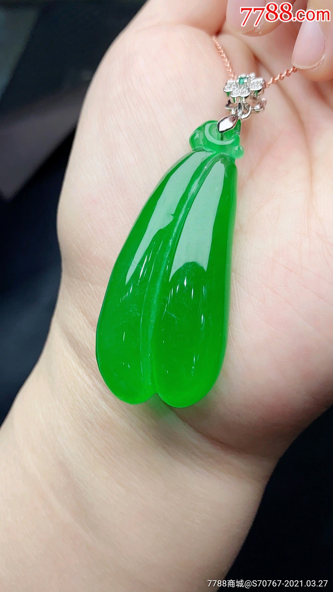 翡翠冰种满绿"福瓜"水润通透,精致立体