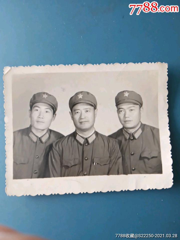 老照片三个中国人民解放军军人合影照