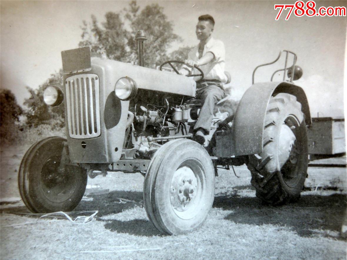 老照片收藏200523-60年代开东方红拖拉机的革命青年