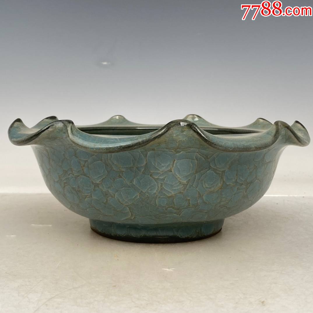 回流官瓷冰片花口笔洗,高9厘米,直径23厘米(现代工艺品)