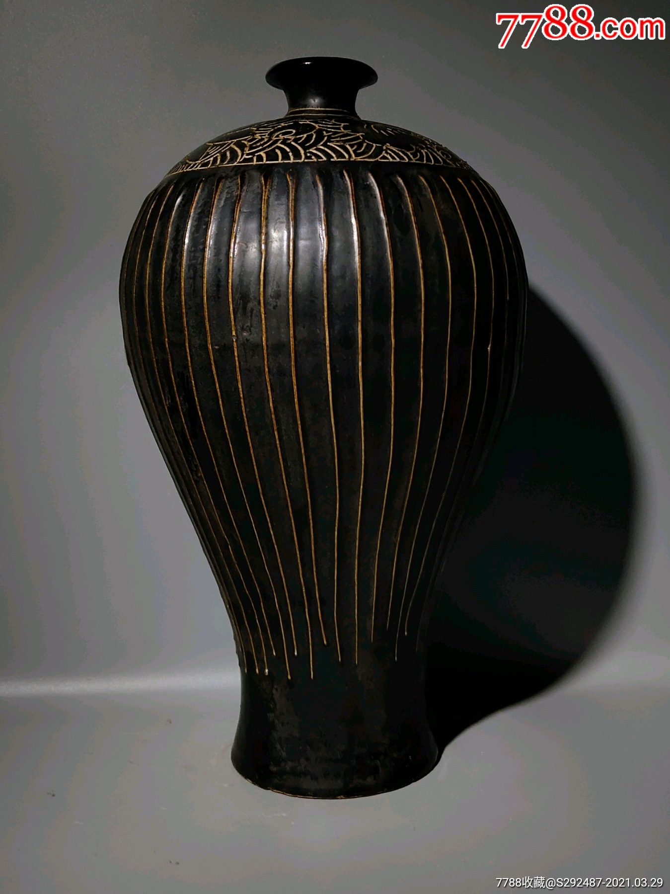 黑釉剔花线条梅瓶