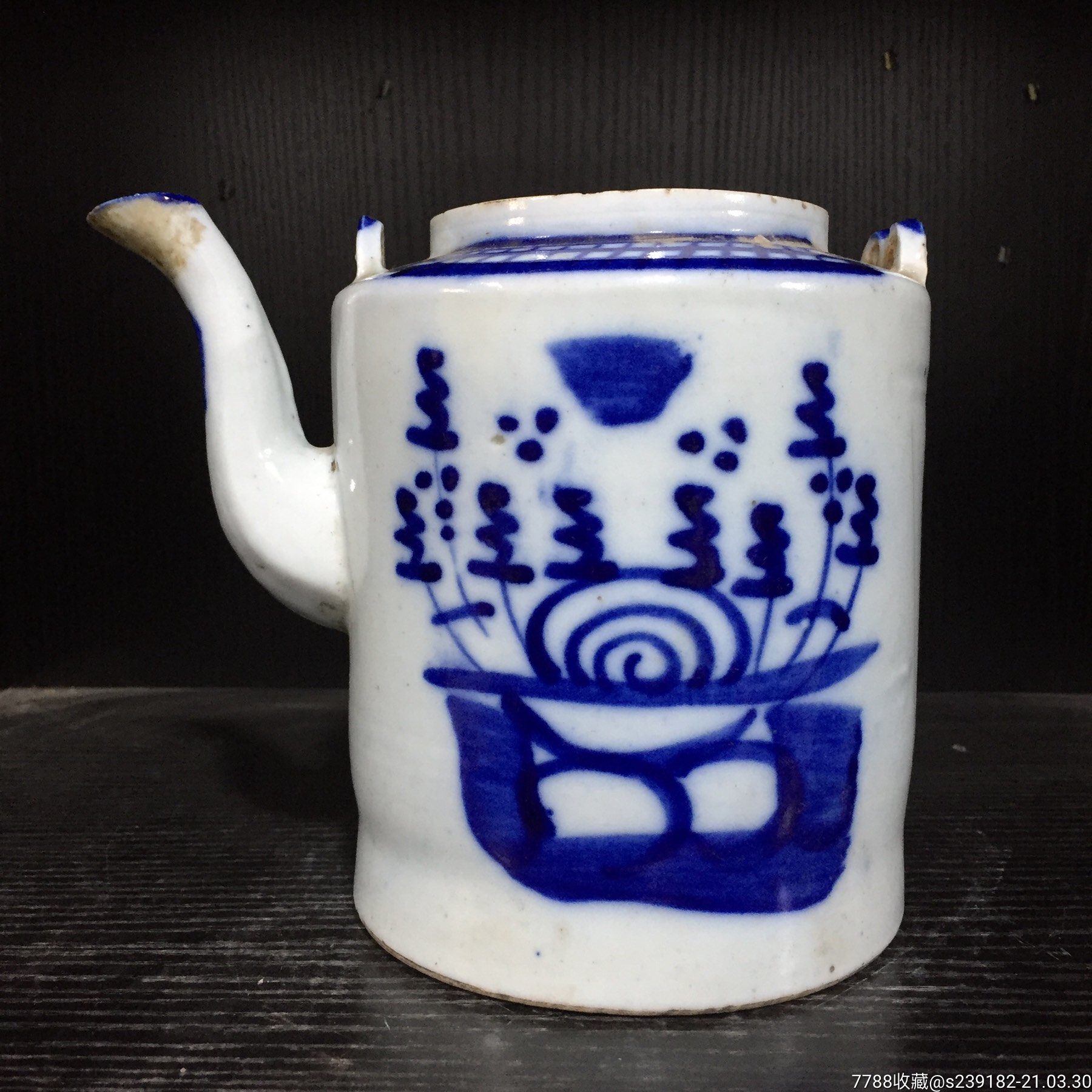 青花花卉纹提梁壶