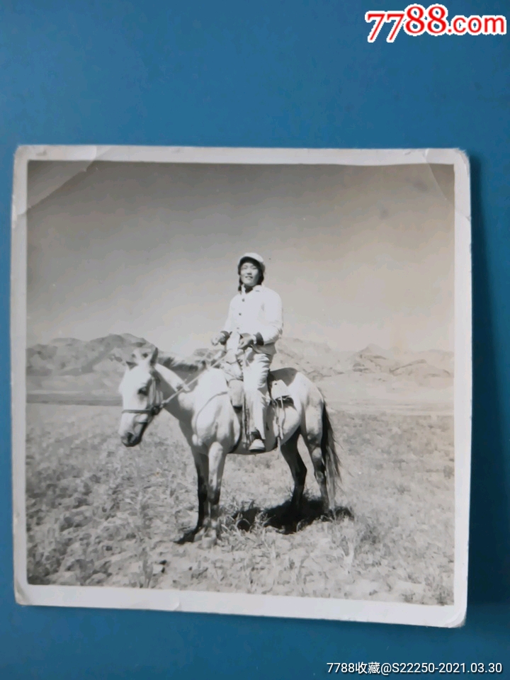 老照片骑马的女青年
