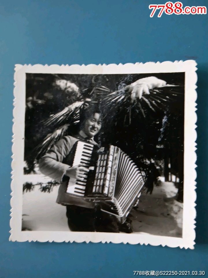 拉手风琴女青年_价格8元【藏海琼阁】_第1张_7788商城__七七八八商品