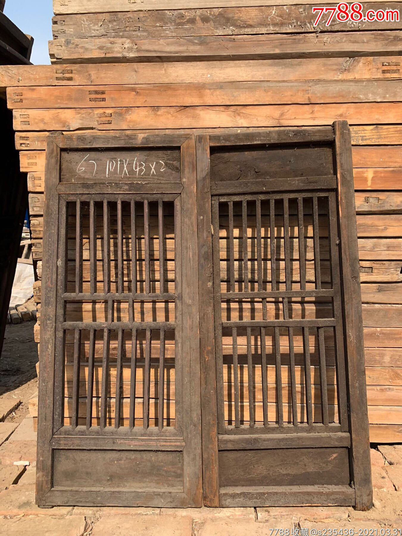 民国杉木雕老花窗,做工精致,木质风化,未清洗,保存完好尺寸:单片高101