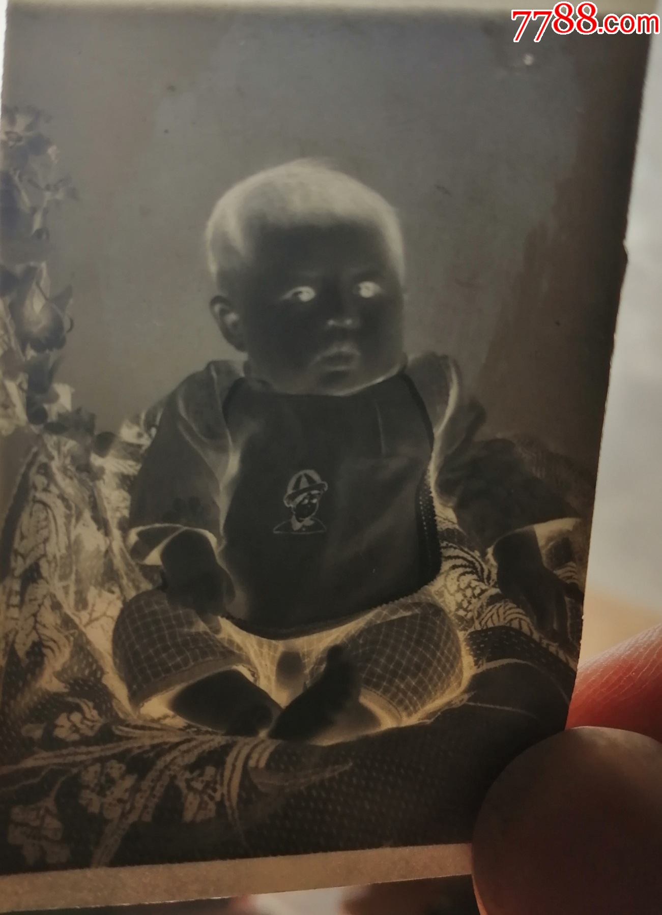 滚动鼠标滚轴,图片即可轻松放大,缩小更多"老照片