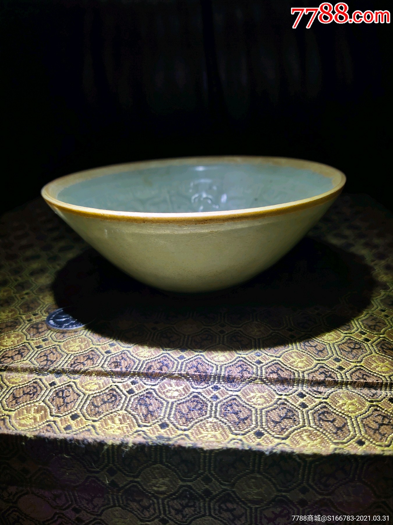 蛋青釉印花芒口碗