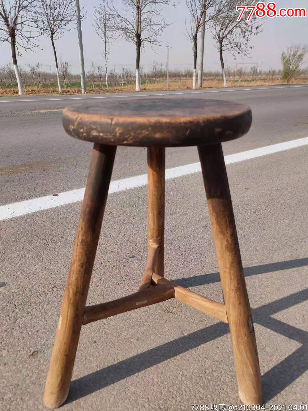 民国楠木,三腿圆凳,品相完整如图,包浆一流,结实耐用,装饰使用花架