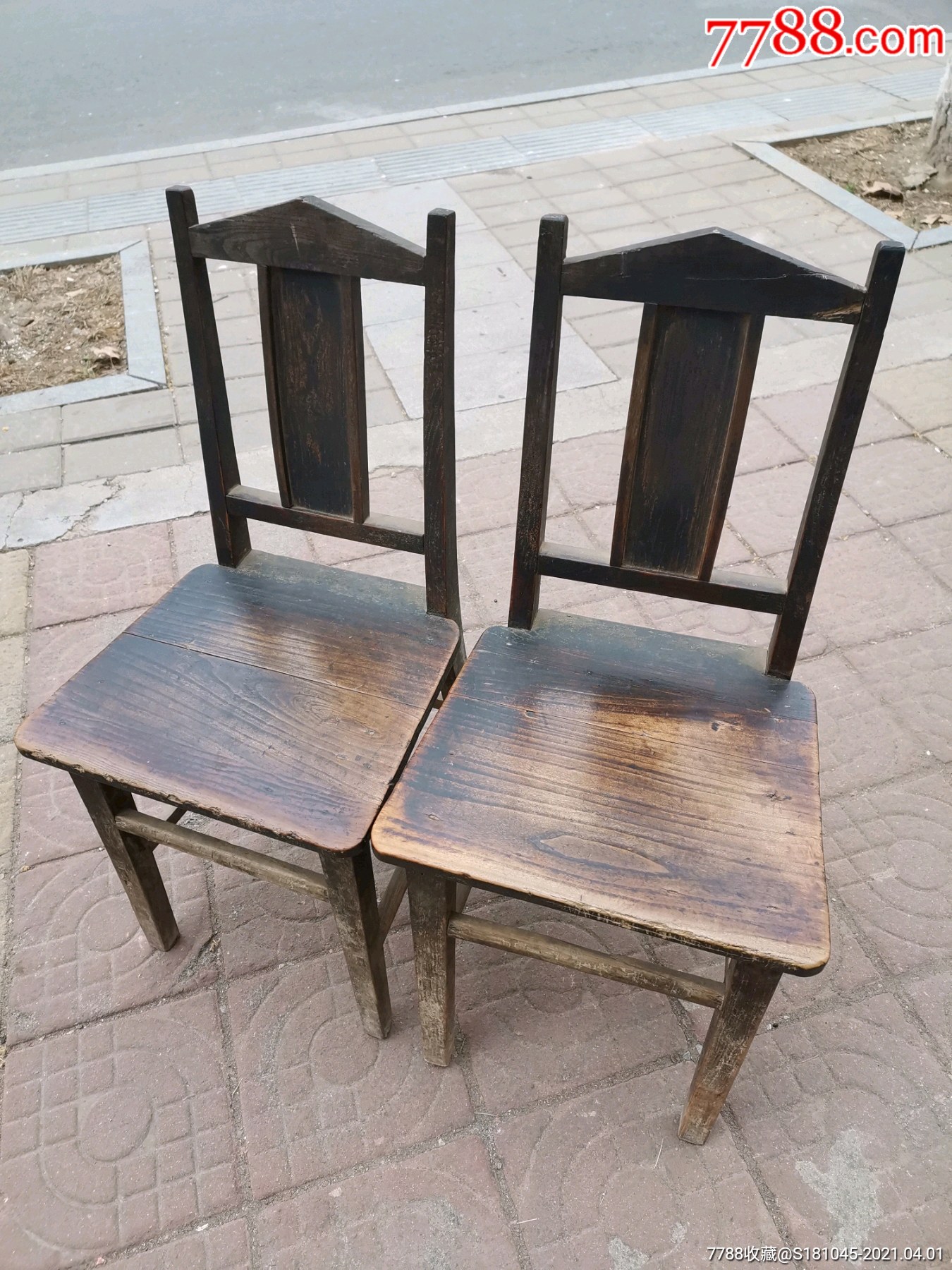 皮壳包浆一流的老榆木凳挂椅一对