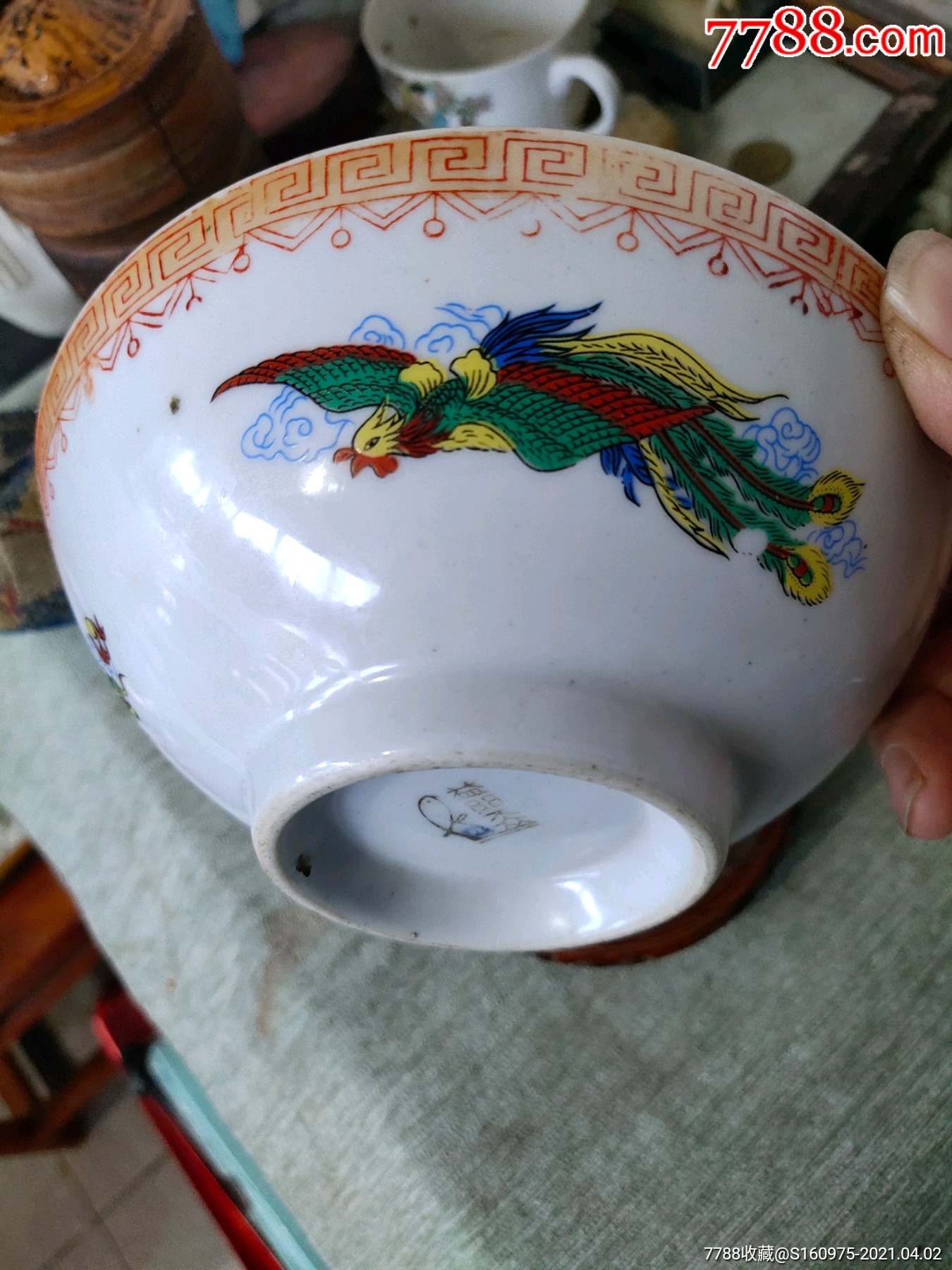 彩绘瓷/彩瓷 >> 漂亮60年代湖南益阳大众牌,贴花龙凤呈祥回纹大碗1个