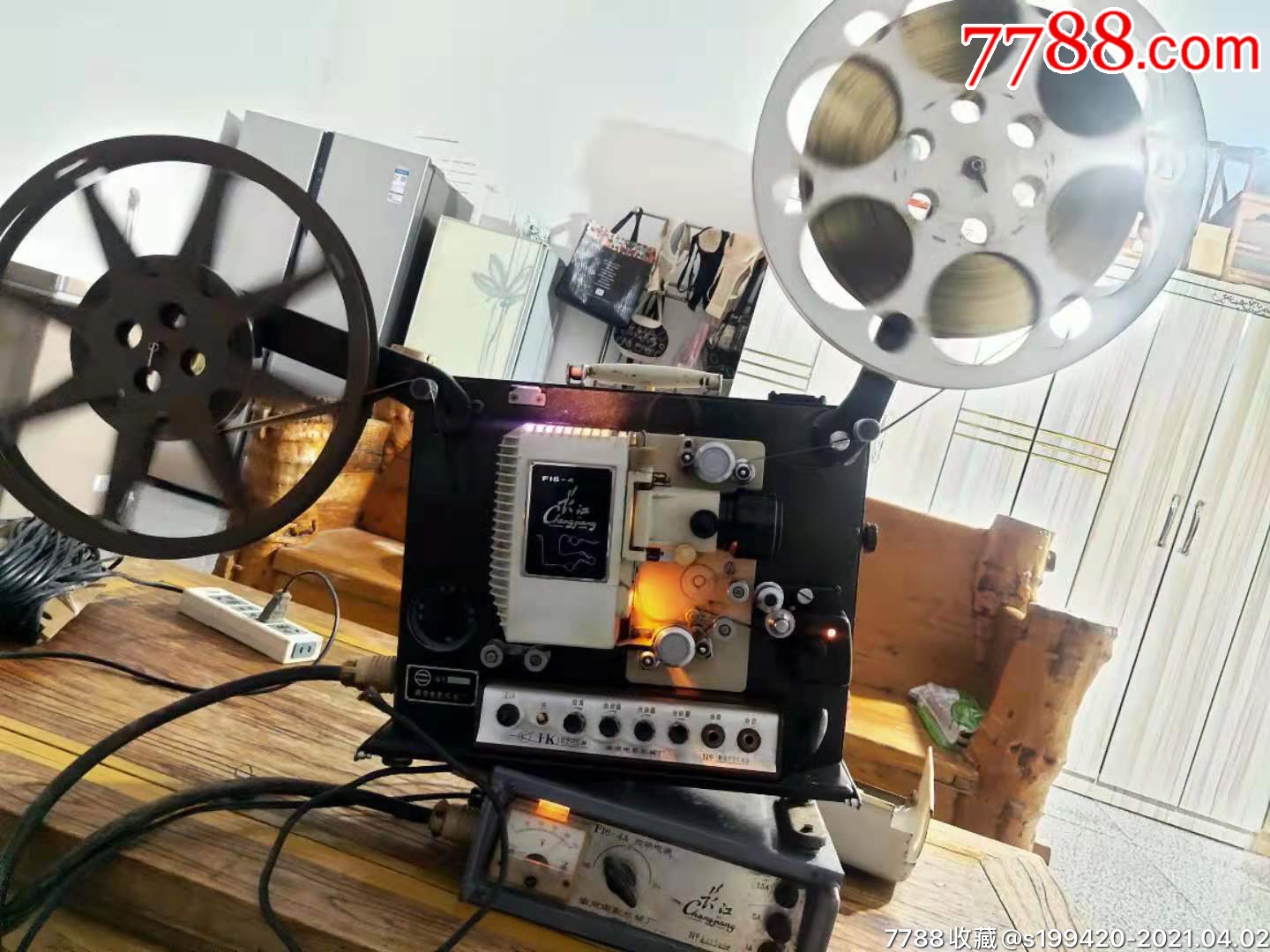 82年16毫米长江牌f16一4钨灯电影放映机一套全品九成新,且图像清晰