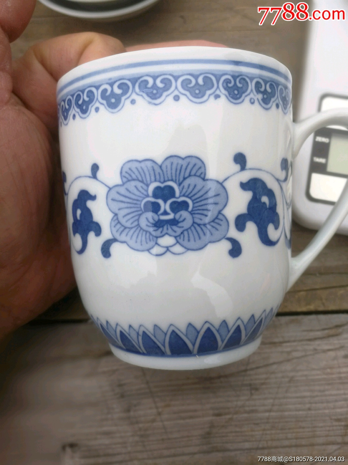 五六十年代景德镇制底款如意莲花纹边饰缠枝莲花卉图青花把杯3个,一个