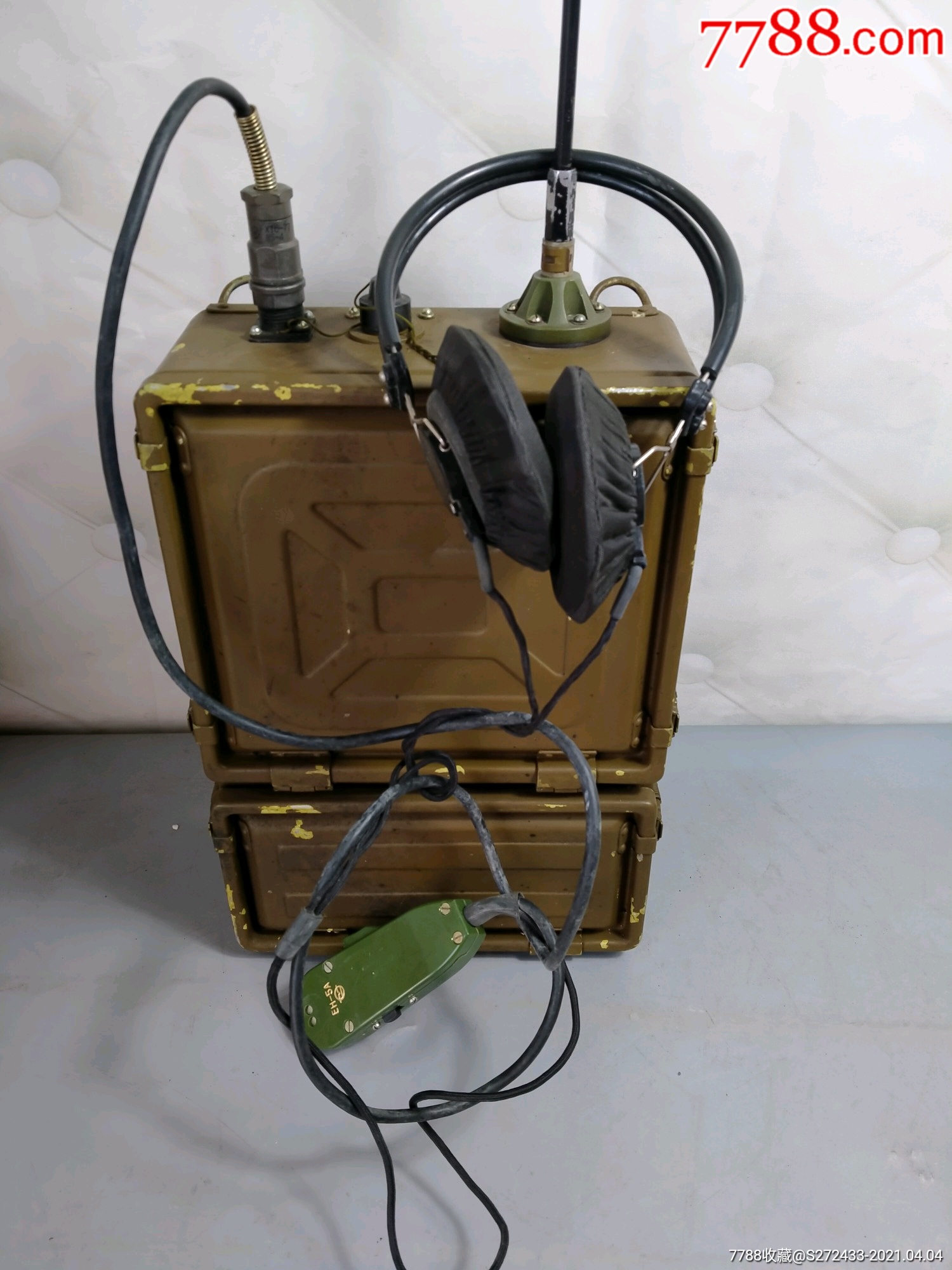 退伍下来的硅二瓦电台,品相尺寸如图,红色展馆摆饰佳品,值得拥有收藏