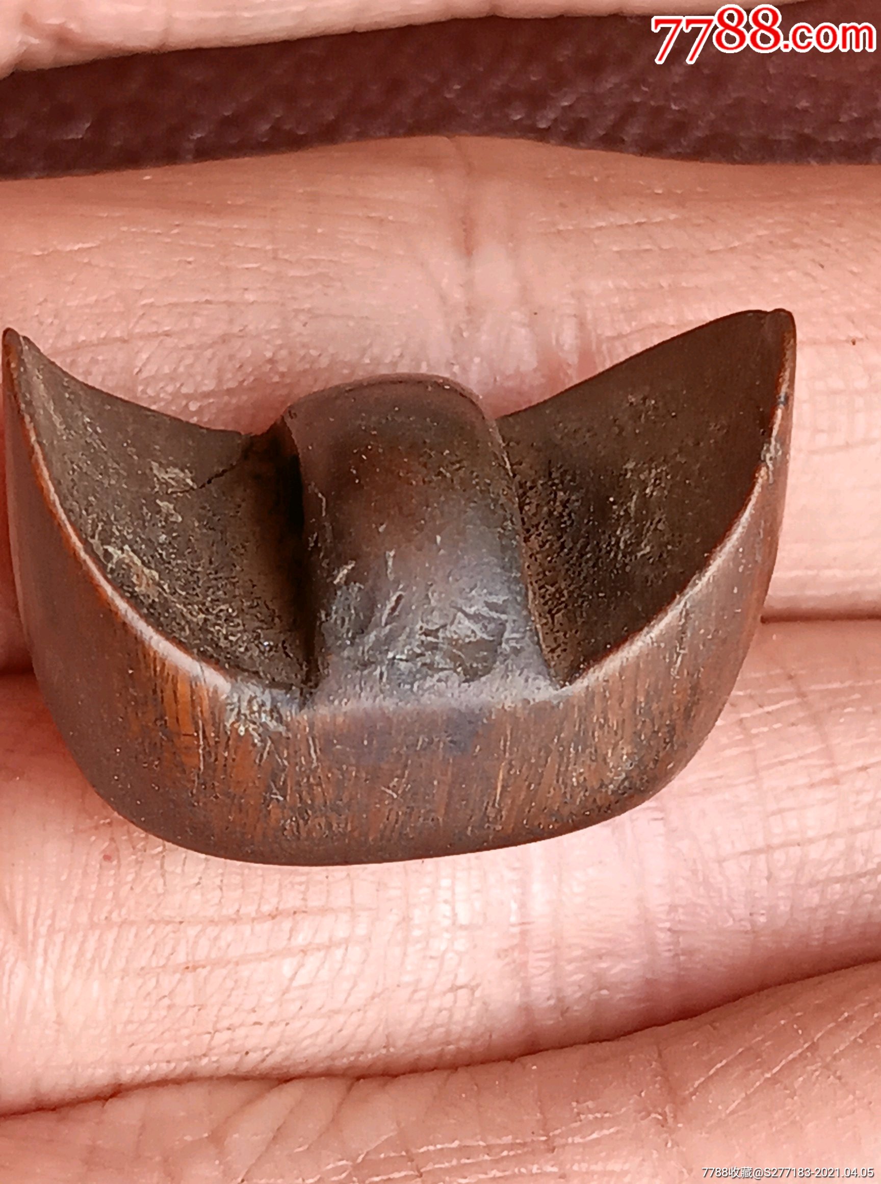 下乡收到清代黄杨木元宝手把件一个品相如图尺寸如图