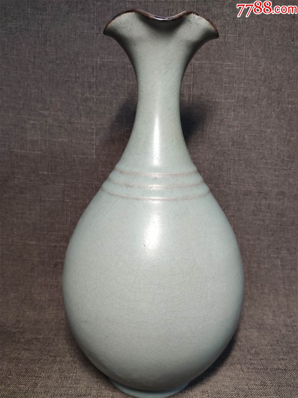 天青釉花口油锤瓶