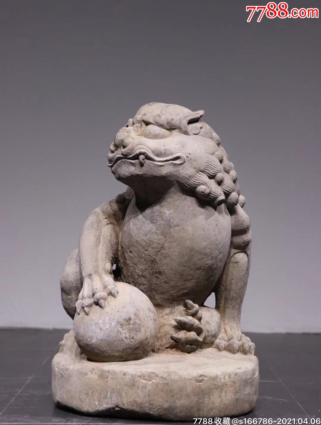 瑞兽青石尺寸高62直径40厘米瑞兽呈蹲坐状前爪按绣球皮壳老辣包浆厚