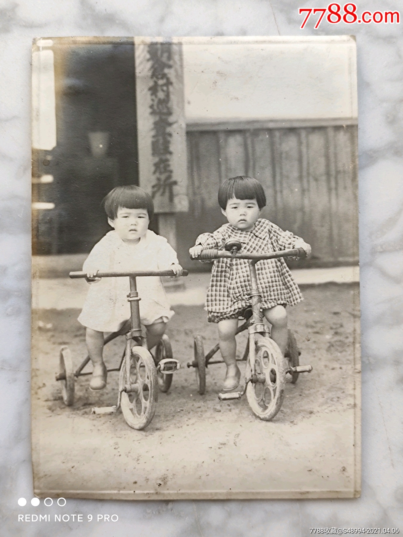 儿童照片:1951年,日本,骑着小自行车