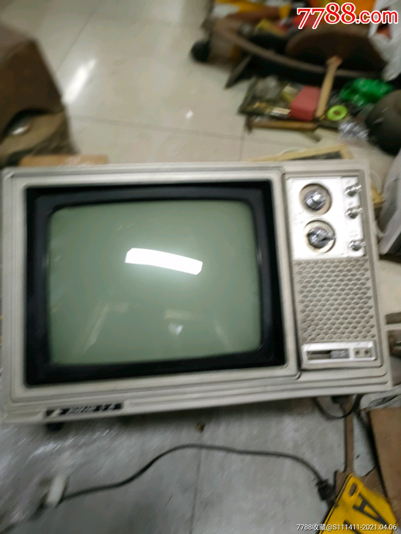 昆仑牌12寸木壳黑白电视机