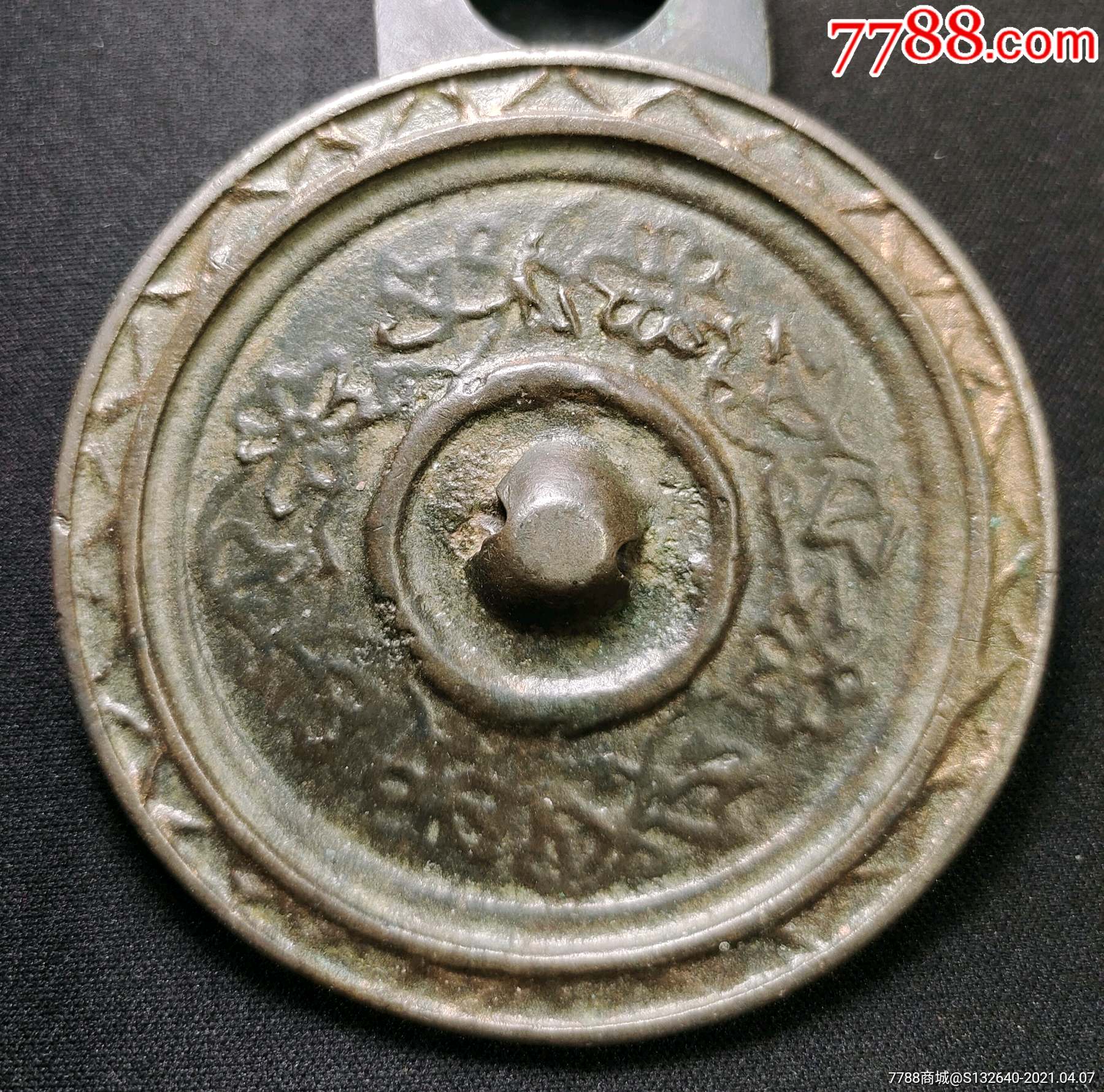 滚动鼠标滚轴,图片即可轻松放大,缩小更多"铜镜