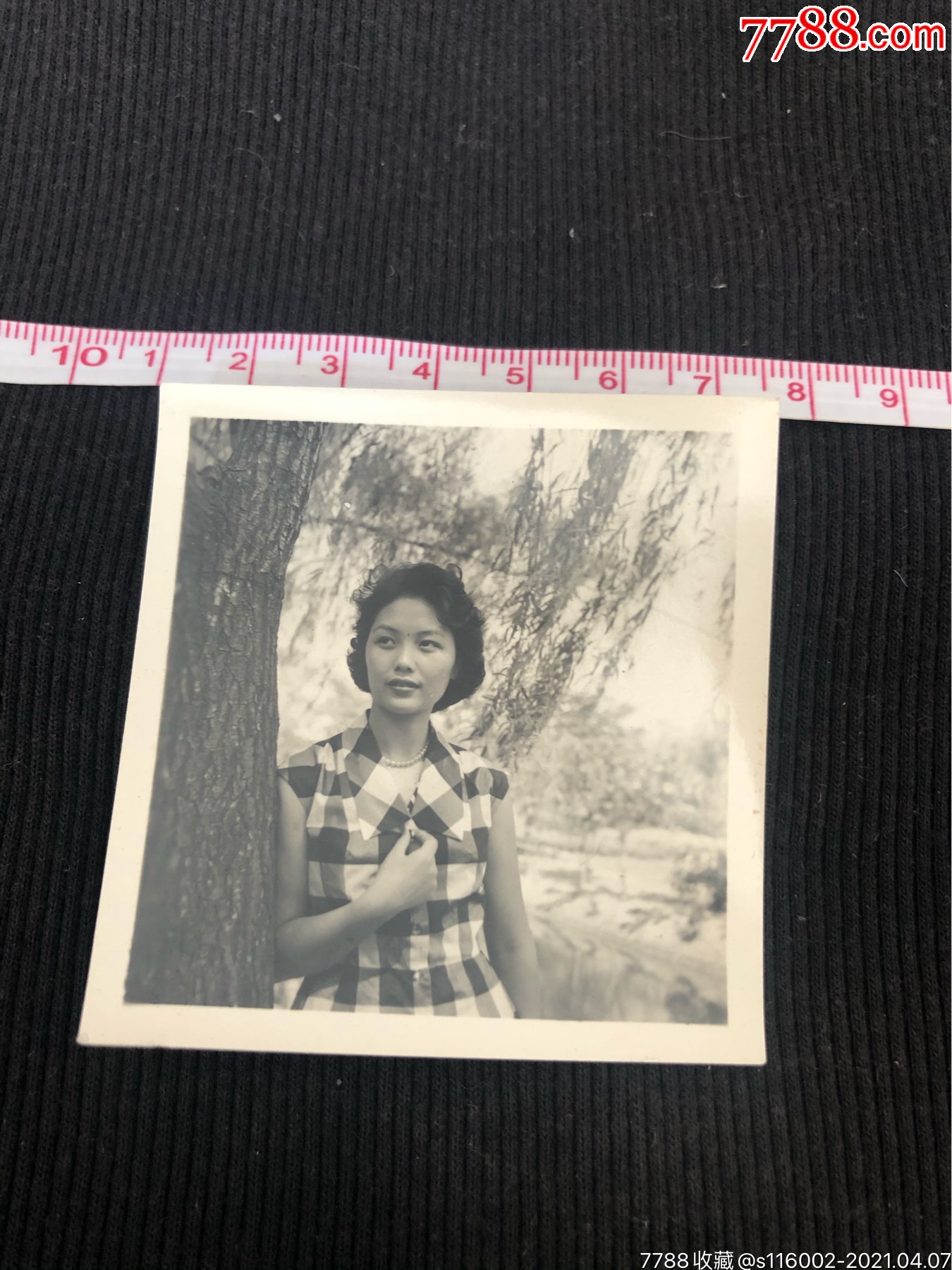 八十年代格子裙子摄影照片