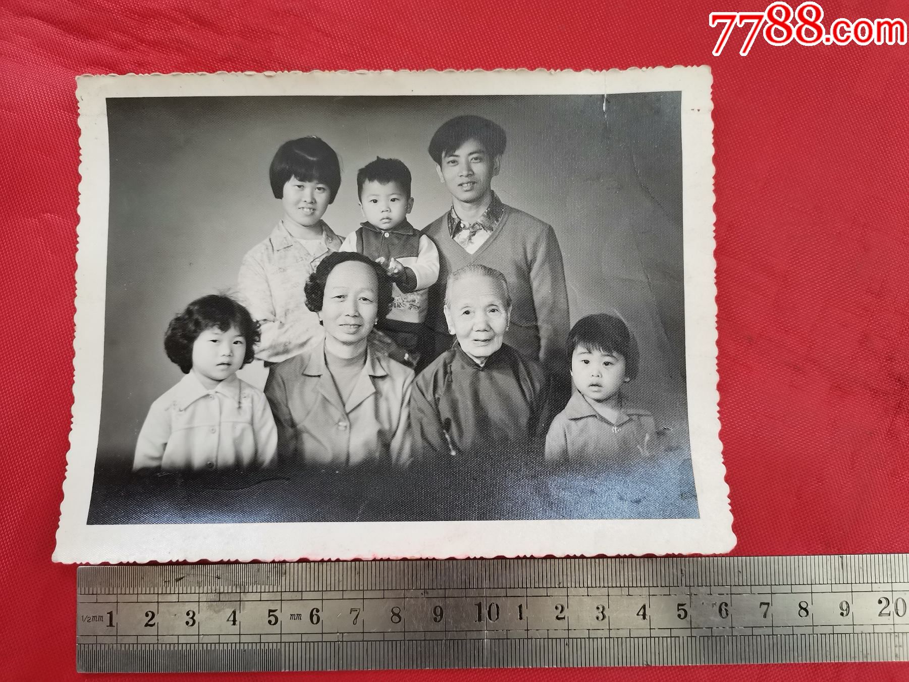 老照片:一家7口
