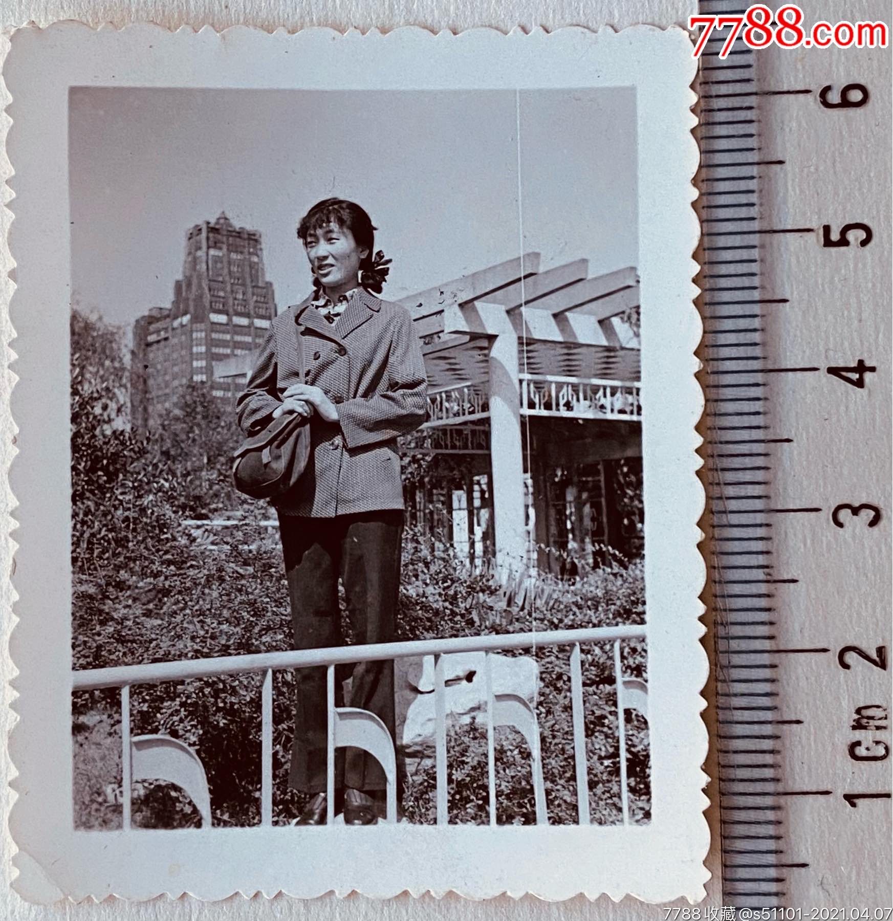 早期姑娘在上海人民公园留影照_价格5元【精文老照片收藏馆】_第1张