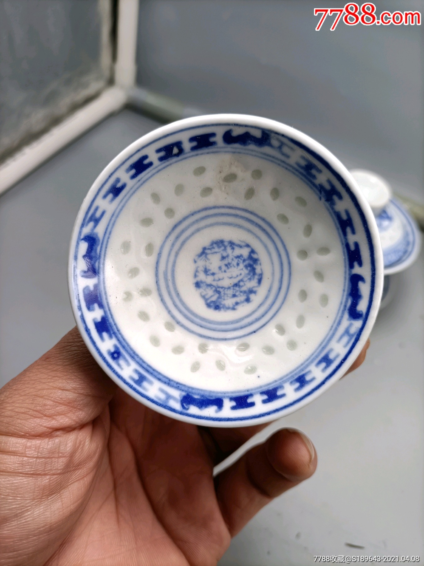 七八十年代,光明瓷厂库存玲珑龙纹盖碗一对