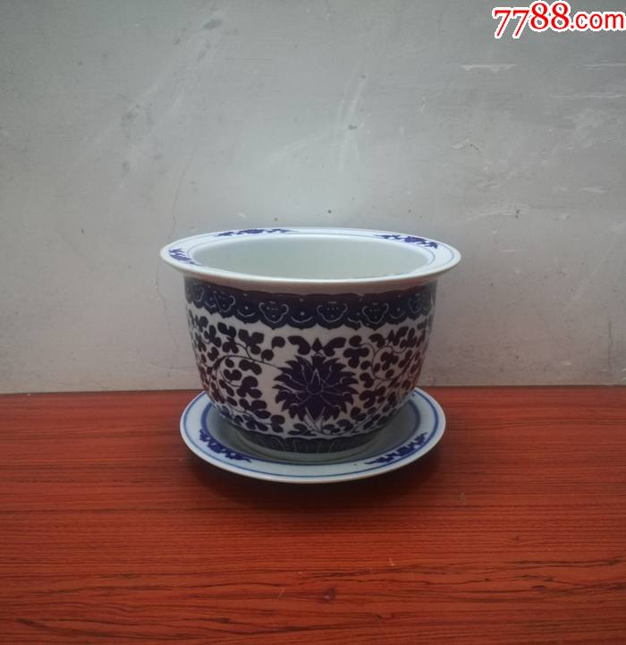 美雅的八十年代青花缠枝莲纹瓷花盆