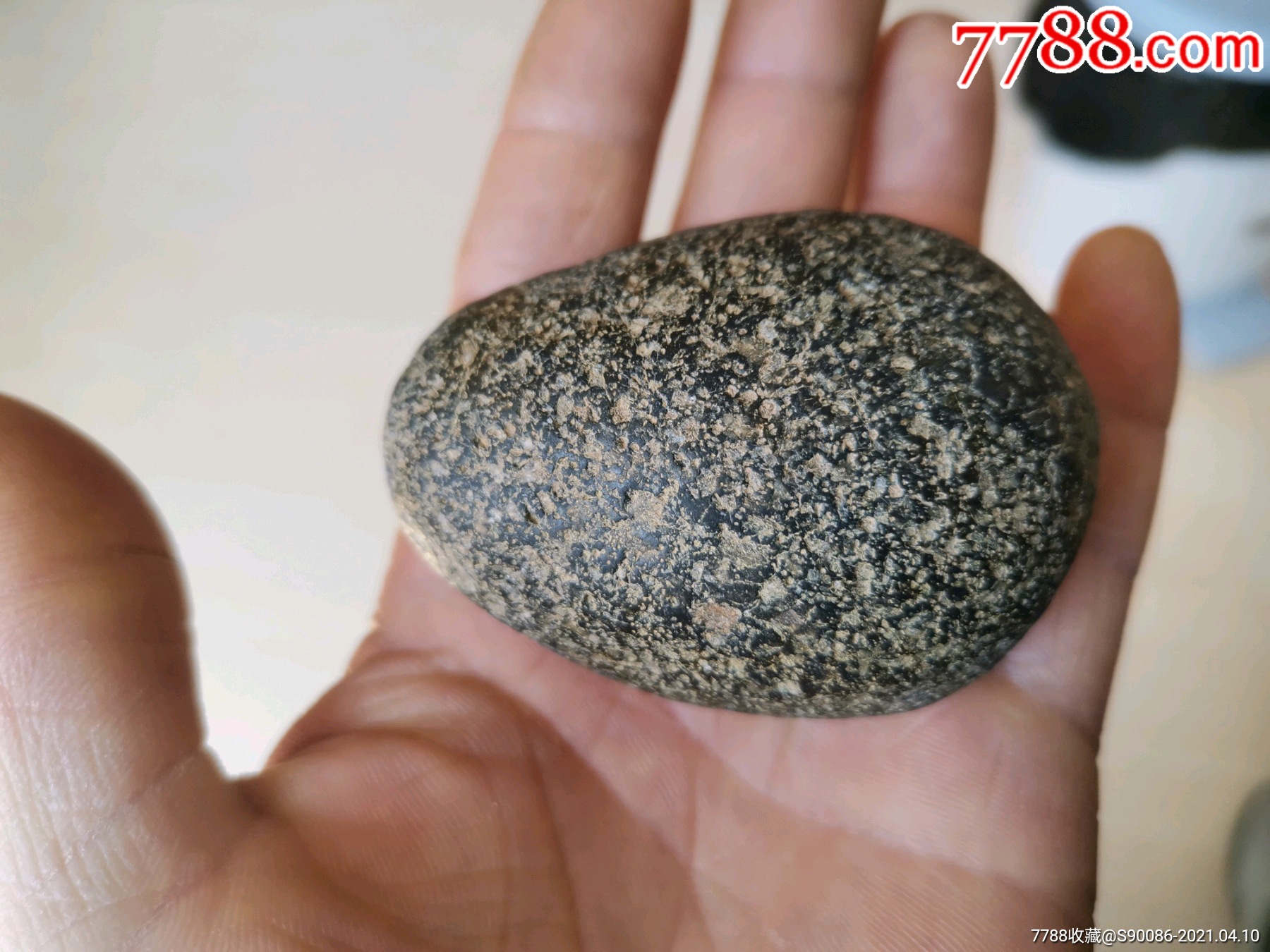 疑似陨石的一件卵型石头,160克有磁性