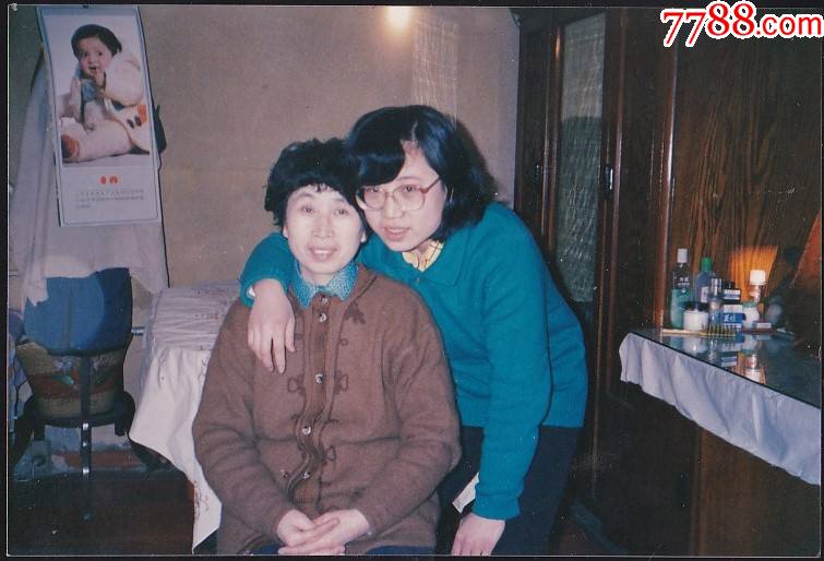 眼镜美女与妈妈合影-价格:5元-se79476951-老照片-零售-7788收藏